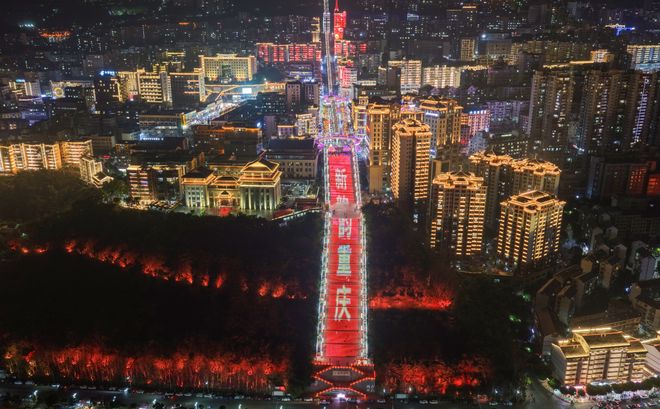 约80层楼高的神女大扶梯,把巫山县城推向了台前