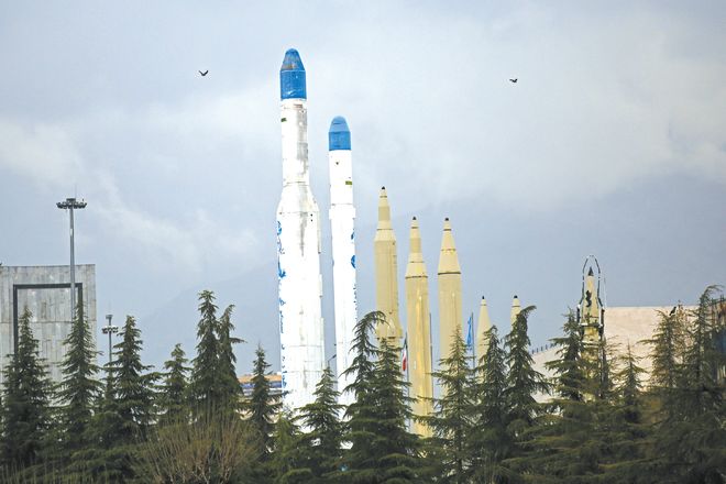 美国提出“15点计划”遭伊朗驳斥为“ очередная ложь”，美方谈判前不忘紧握拳头