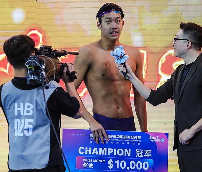 夺三金+刷爆纪录!中国游泳18岁1米98新星崛起:力挫奥运冠军