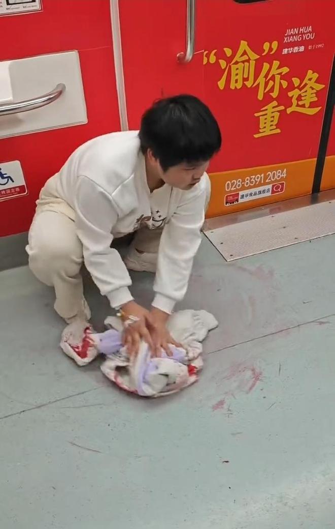 22岁女孩地铁吐血后脱衣将地板擦干，当事人：不想把别人鞋子弄脏，自己病情严重，当天还收到病危通知
