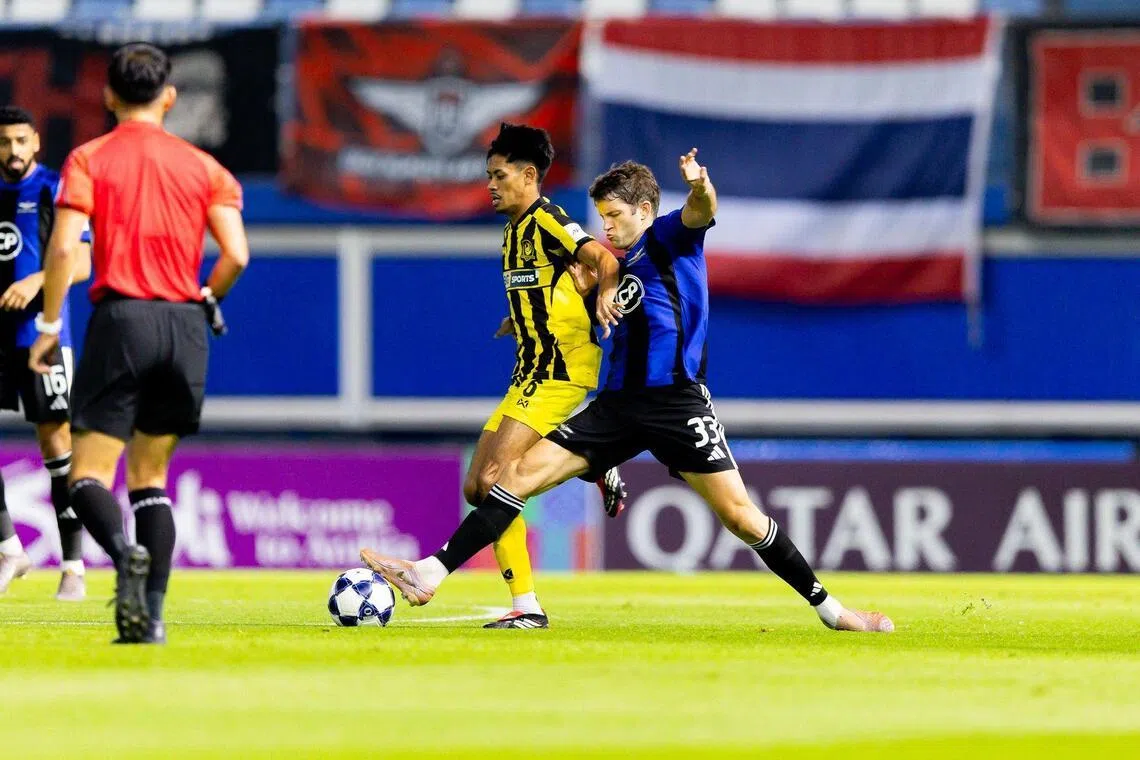 曼谷联的黑山籍中场科索维奇（右黑蓝衣）身强力壮，每一次拼抢都极具冲击力。（BG淡滨尼流浪提供）