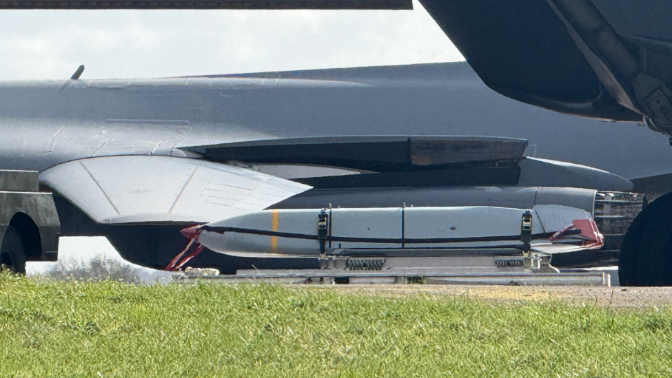 美增派轰炸机至英 携钻地弹备战伊朗空袭