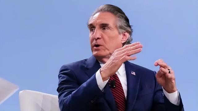 美国内政部长宣布带回一亿美元委内瑞拉黄金，引发争议；网友质疑此举实为掠夺