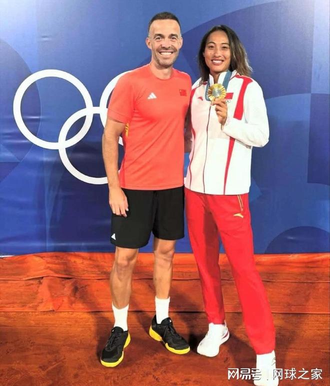 郑钦文双教练配置引外媒质疑，是否为自身失误埋单？《队报》揭示潜在隐患