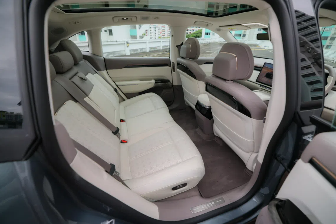 后座空间宽敞舒适，椅背角度可电动调节。（龙国雄摄）