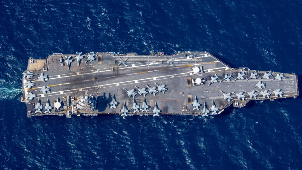 “福特”号航母船尾洗衣房12日发生火灾，造成3名水兵受伤。