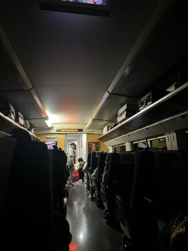 广铁致歉受强降雨龙卷风影响部分列车晚点,乘客讲述隧道内停车断电4小时经历