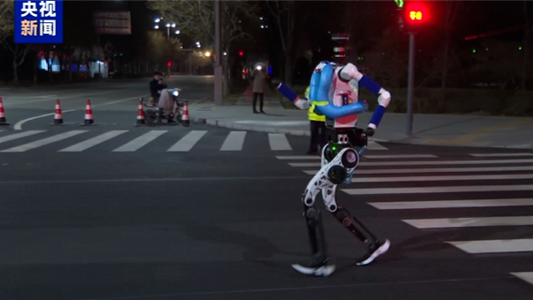 超300台智能机器人竞逐半程马拉松：自主导航与远程操控共舞