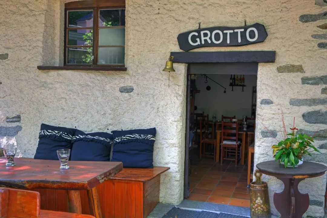 △提契诺洞穴花园餐厅。(图/视觉中国)