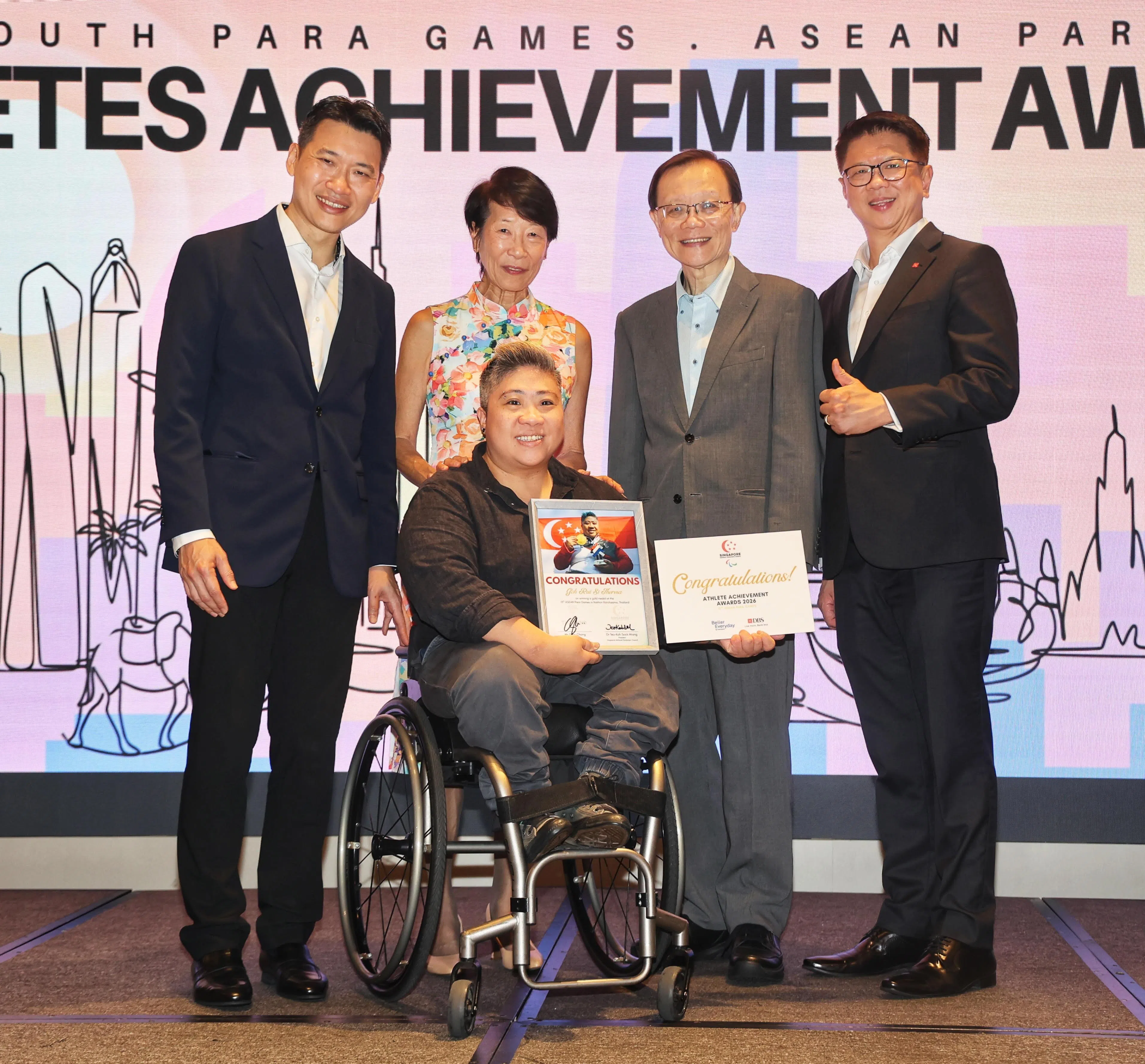 文化、社区及青年部代部长梁振伟（后排左一）、全国残奥理事会会长张许淑敏博士（后排左二）等人与获奖的我国射击选手吴蕊思（前排）合影留念。（萧紫薇摄）