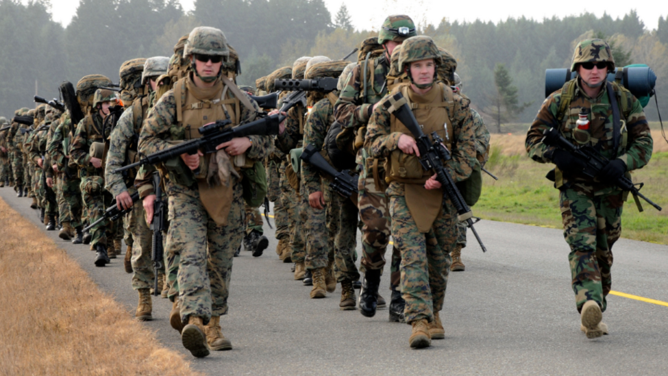 美军增兵欲夺岛,伊朗强硬反制,局势即将失控?