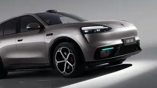 问界M6推出“钛空银”新配色：仿液态钛金属光泽感亮相鸿蒙智行