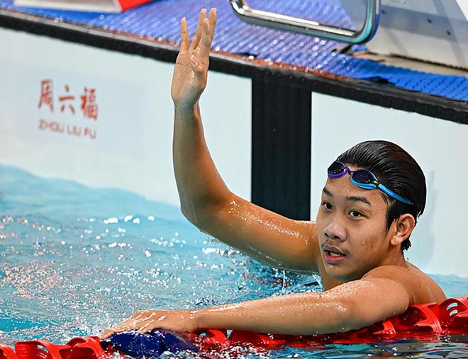 18岁1米98新星崛起！中国游泳小将刷新纪录，力克奥运冠军