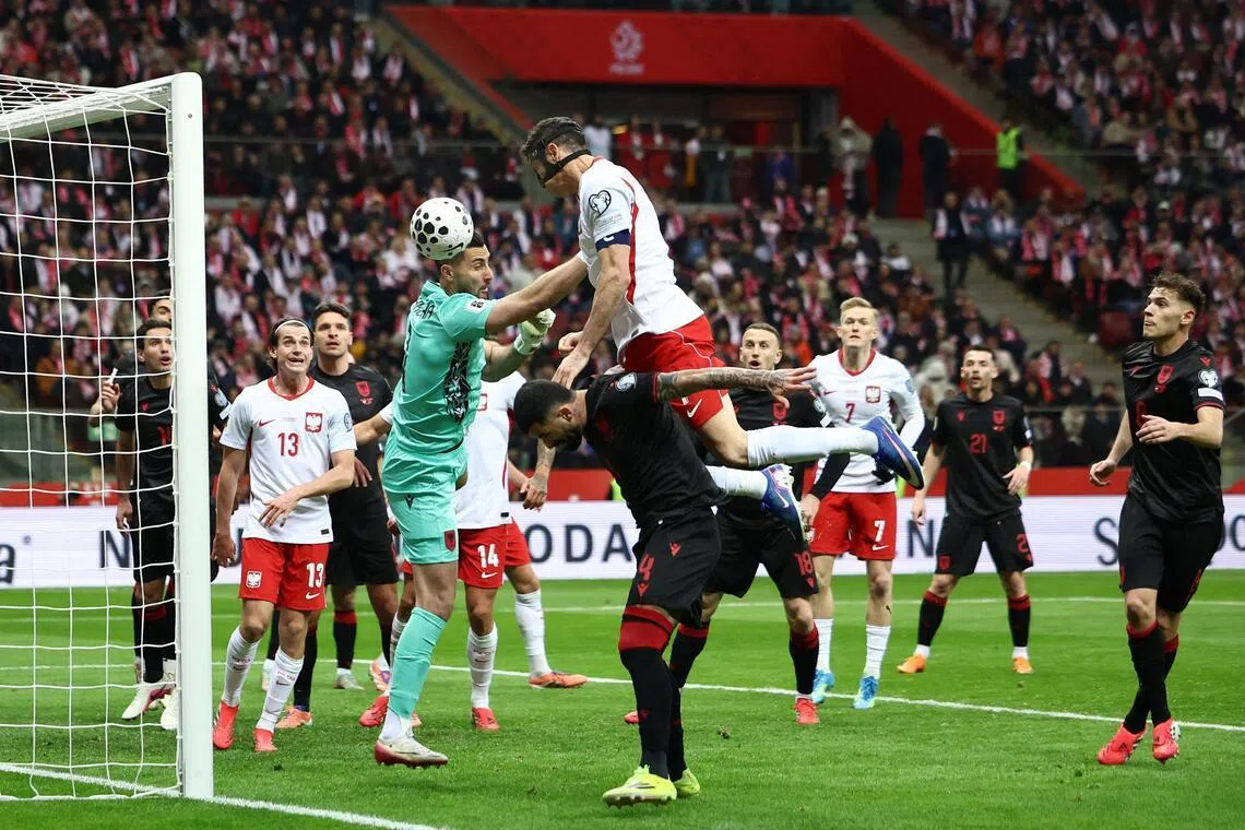 波兰前锋莱万（白衣中）为球队扳平比数。（路透社）