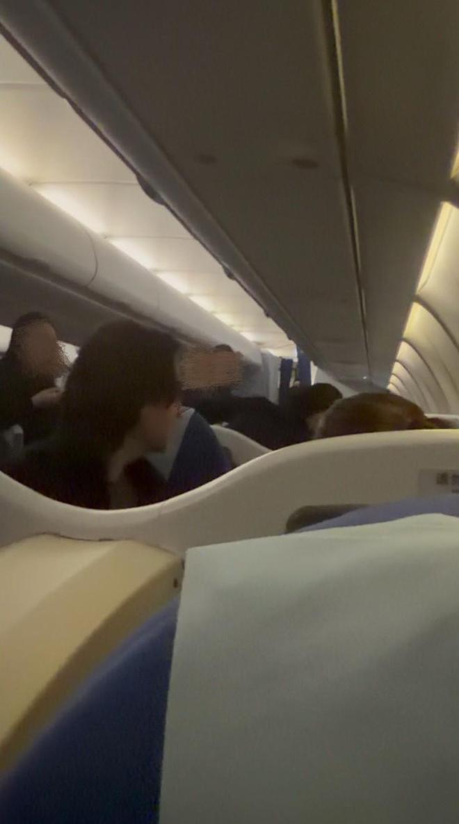 上海虹桥机场MU5128航班抵达后机舱突发火灾，多辆消防车紧急待命