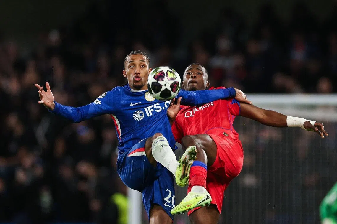 蓝军的巴西籍前锋佩德罗（左）在最近八场客场比赛中直接参与八个进球（七进球一助攻），本场将继续为球队冲锋陷阵。（法新社）