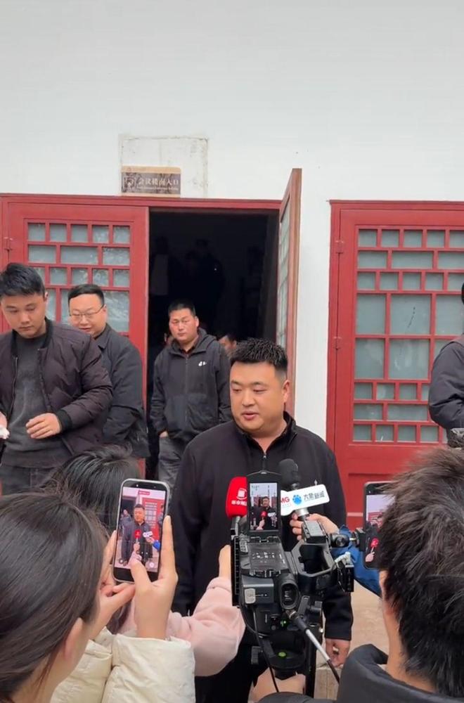 太昊陵庙会网红摊位月租27万引热议,卖猪蹄店主理性看待高价成交