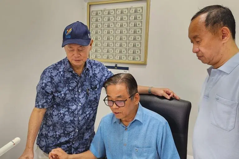 首届象棋嘉年华启幕 公众迎战AI机械臂及大师联棋挑战