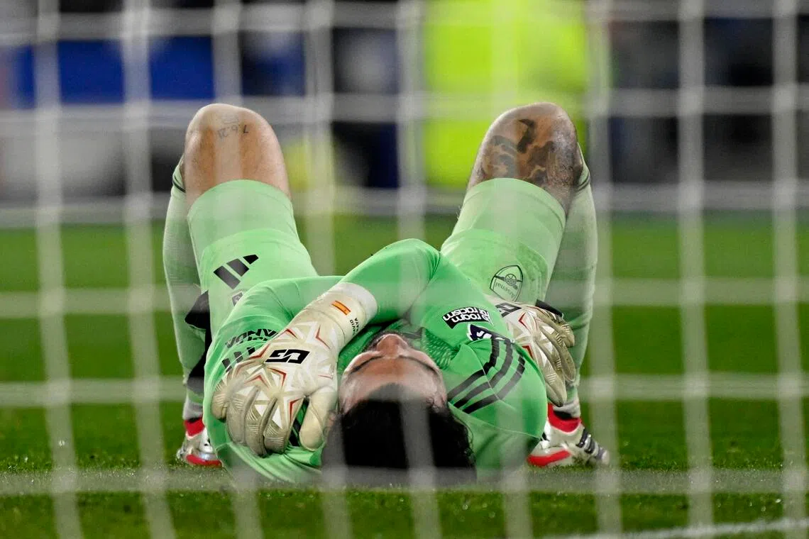 布赖顿主帅许尔策勒认为，炮兵门将拉亚三次跌倒是在故意拖延时间。（路透社）