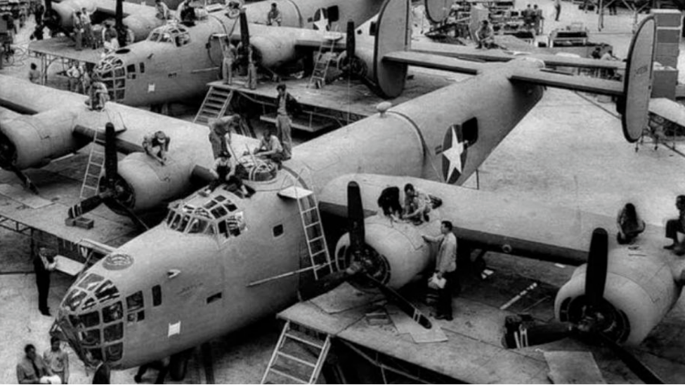 珍珠港事件发生后，美国不仅可以毫无顾忌的地全面投入二战，更成为全世界“民主国家的兵工厂”。