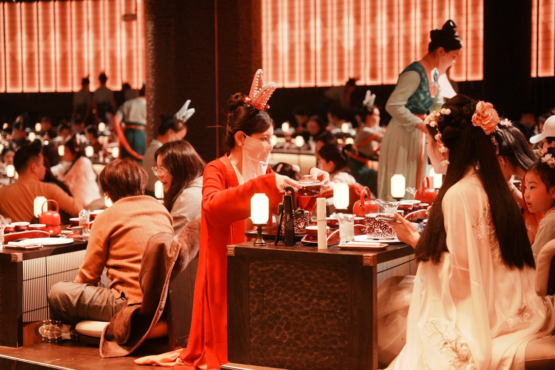 △杭州宫宴，为人上菜的服务员也换上了古装。（图/视觉中国）