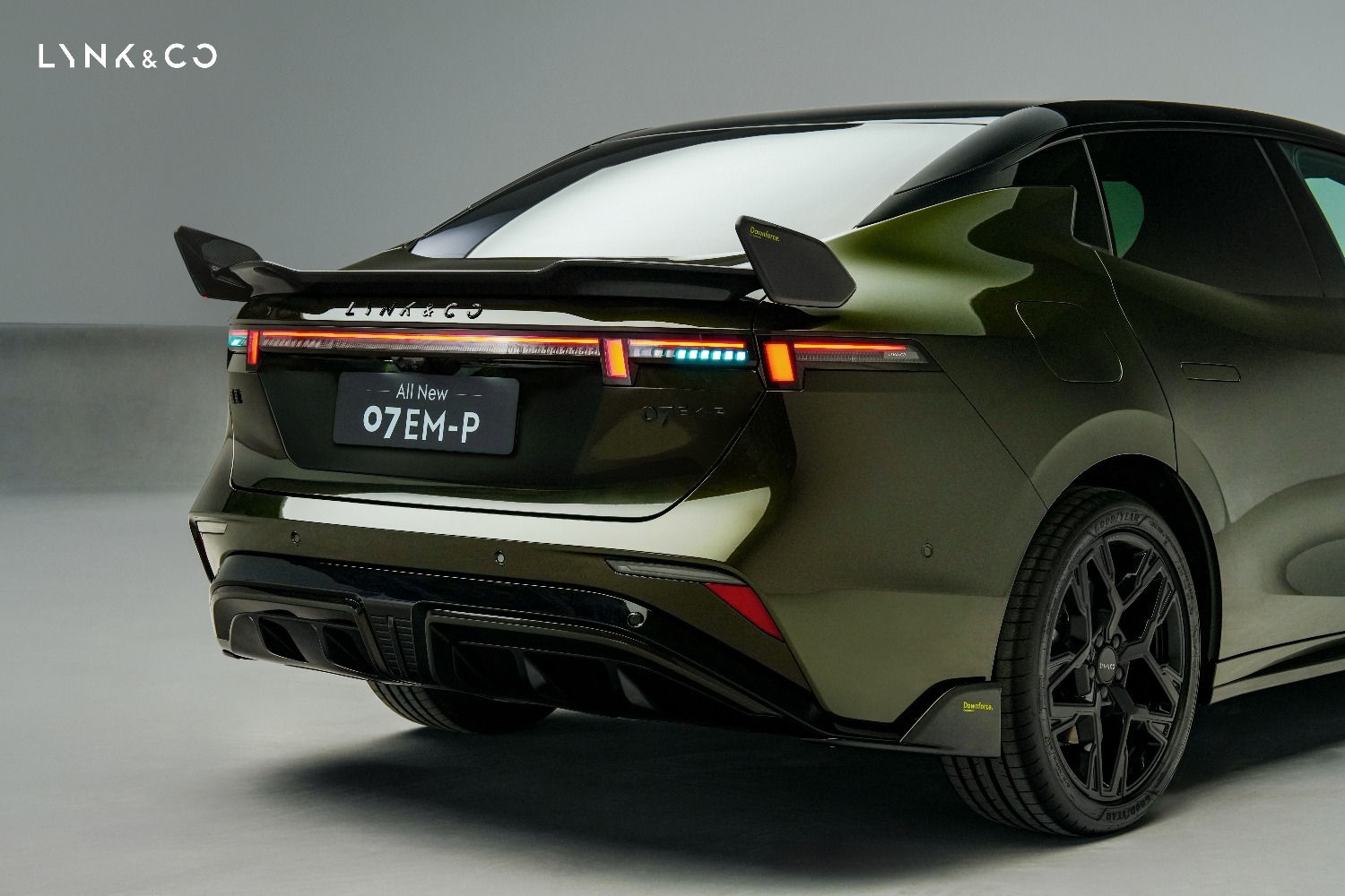 全新领克07 EM-P全系限时价13.98万元起 新增碳纤维尾翼版