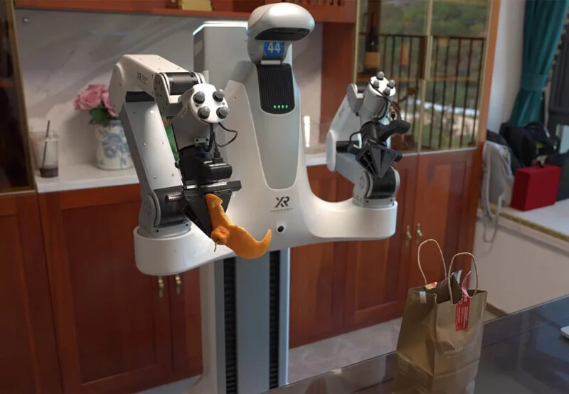 （全球首个机器人保洁员在深圳“上岗”）