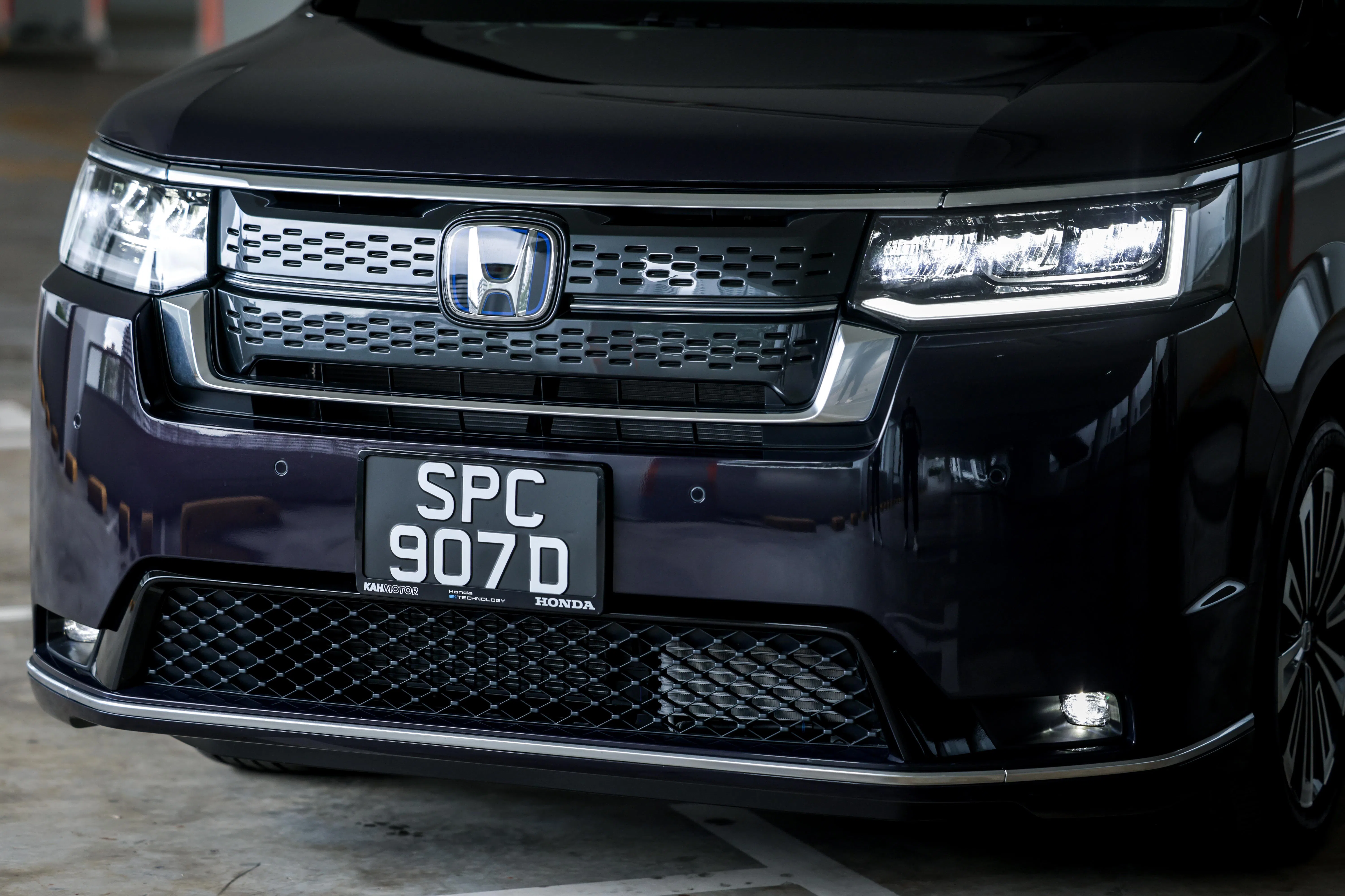 前脸采用LED大灯组搭配黑色格栅，下方的宽厚保险杠更添稳重感。（叶振忠摄）