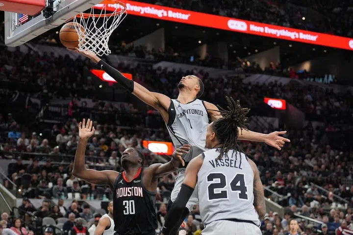 马刺狂胜火箭创赛季单场最高得分纪录