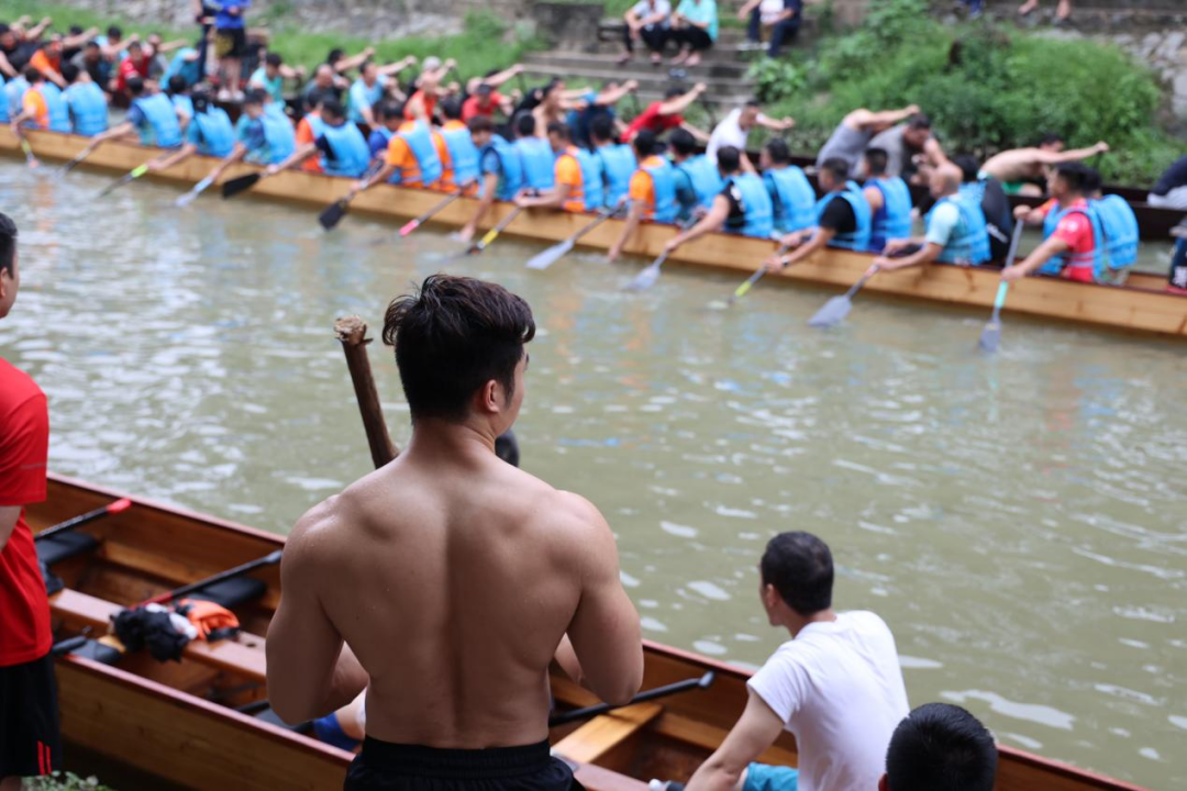 △划龙舟，就是展示多年健身经验最好的机会。（图/林泽君摄）