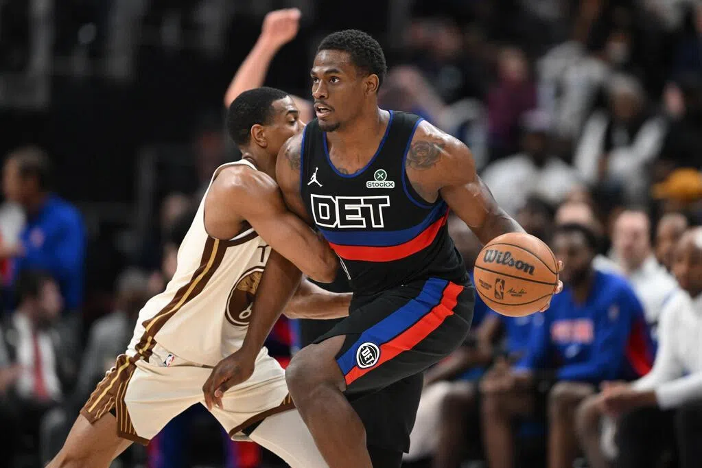 勇士负于活塞，后者锁定NBA季后赛名额；火箭击败鹰队，终结对手连胜纪录