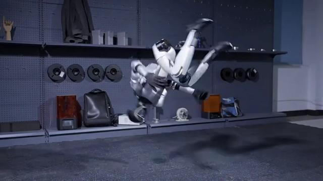 正在侧空翻的宇树科技G1