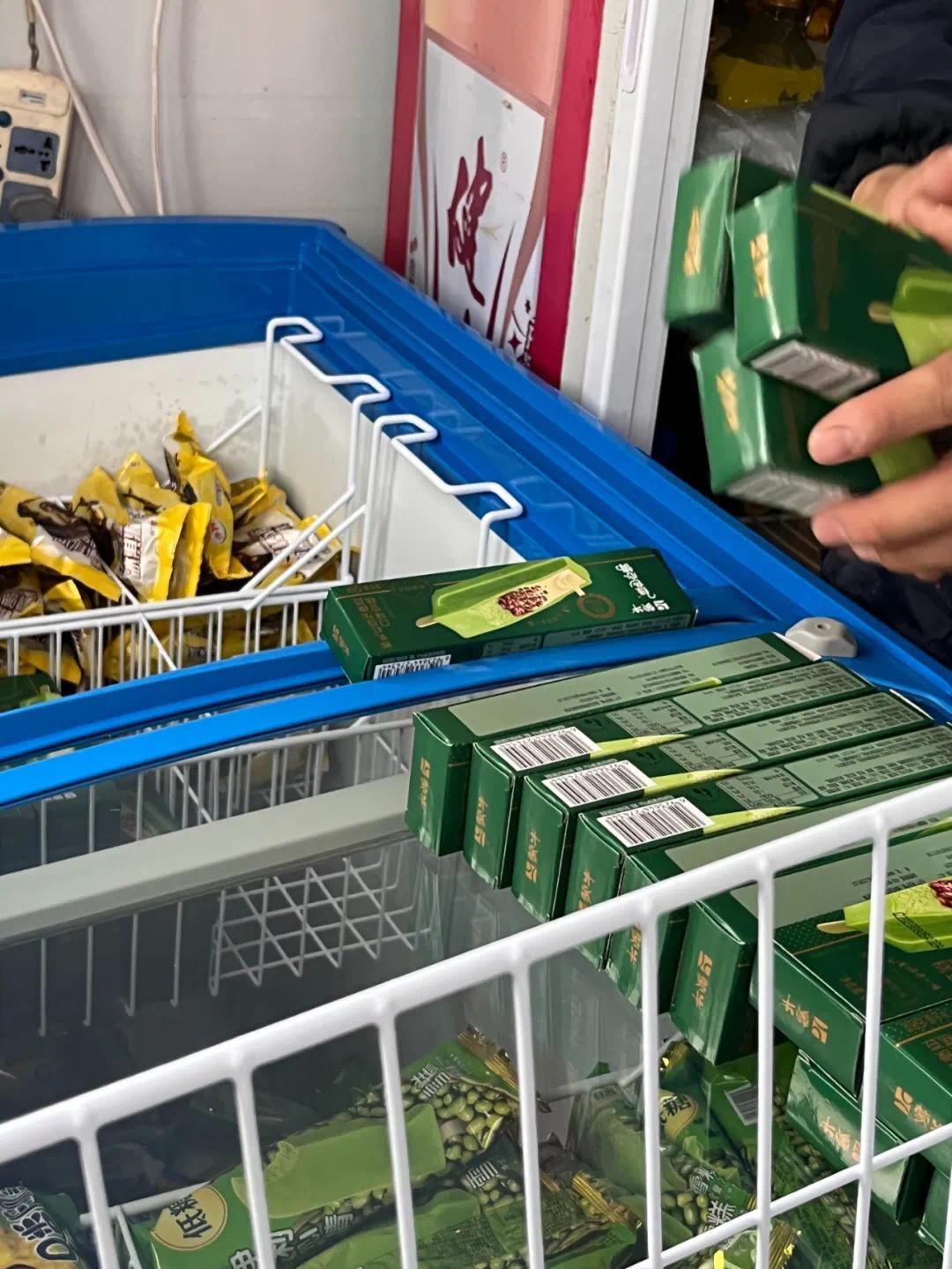 夏天到了,诚诚给小卖部进了很多雪糕。(图/受访者供图)
