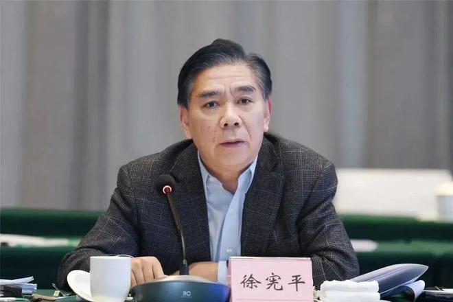 退休高官徐宪平受审！十年后东窗事发，他曾感慨“退休后方知世界奇妙”，8万元本金竟在十三年间膨胀至数千万，商人扮演“管家”角色提供全方位服务