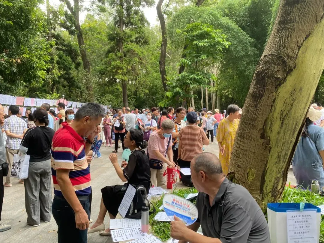 △相亲角里挤满了为儿女而来的中老年人。(图/邹露摄)