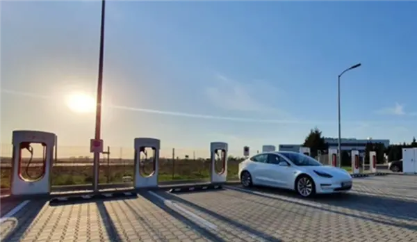 油费是电费4倍！高油价倒逼油转电：中国电车在全球爆单