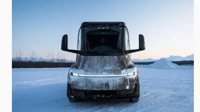 特斯拉宣布电动卡车Semi在阿拉斯加进行冬季测试，预计年内实现大批量生产