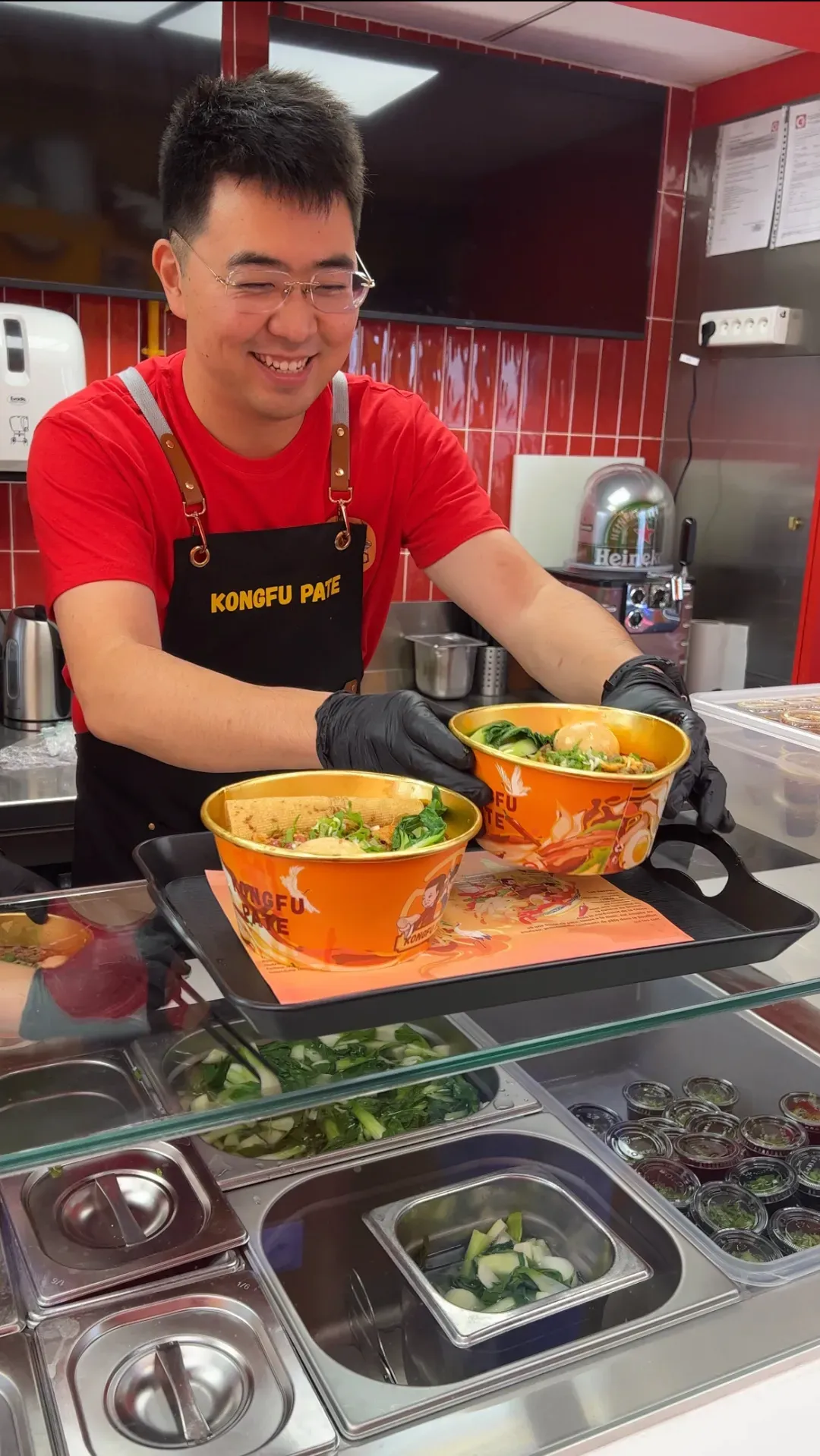 虽然是老板,小郭郭经常要参与面馆的日常工作。(图/由受访者提供)