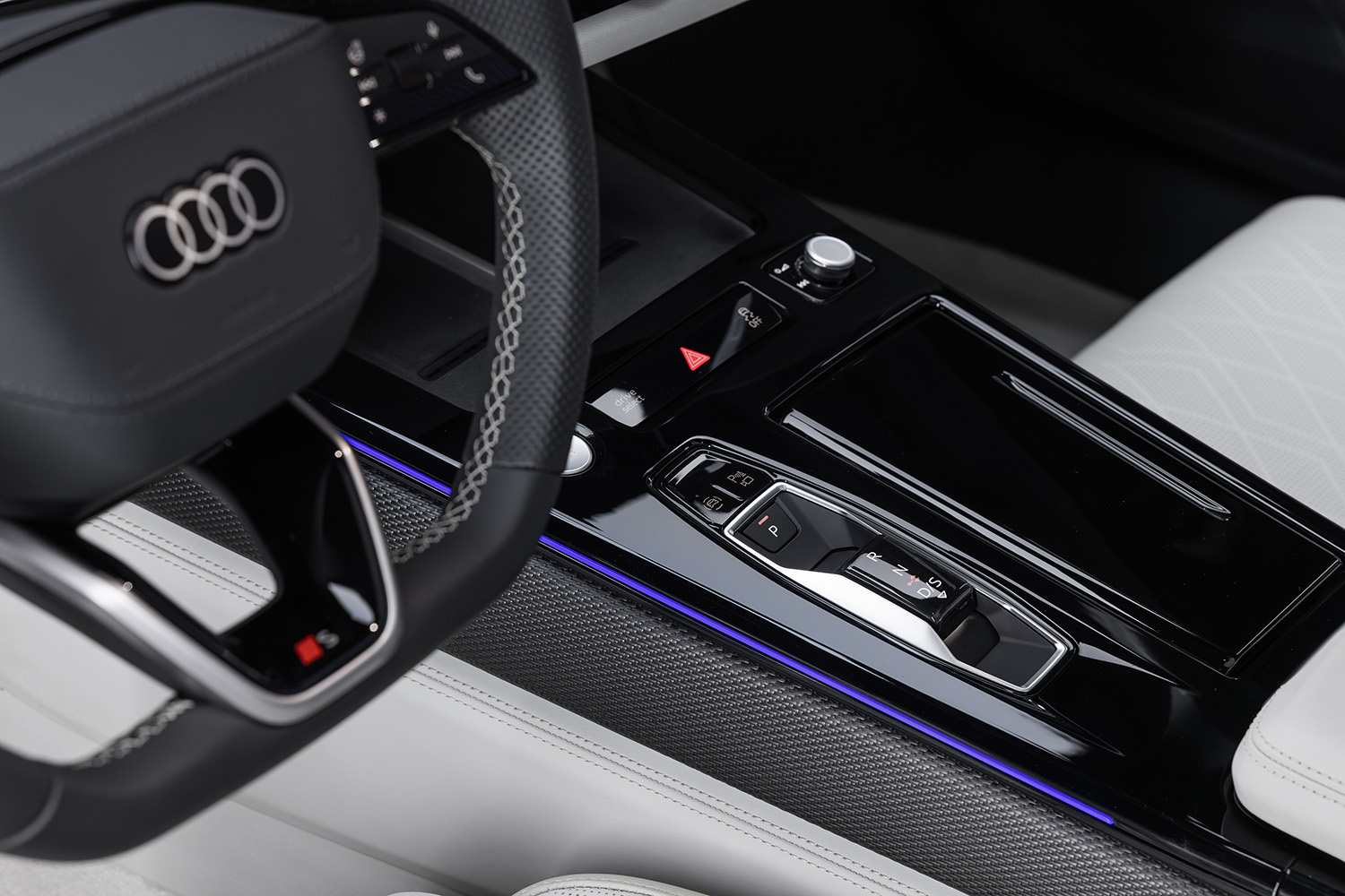 全新奥迪A6L上市售32.29万元起 纯电奥迪A6L e-tron开启预售31.3万元起