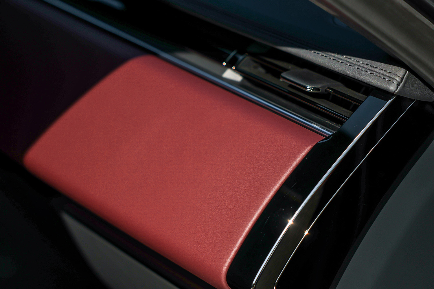 无所不能的全路况“纵情入胜” 试驾2025款揽胜运动版