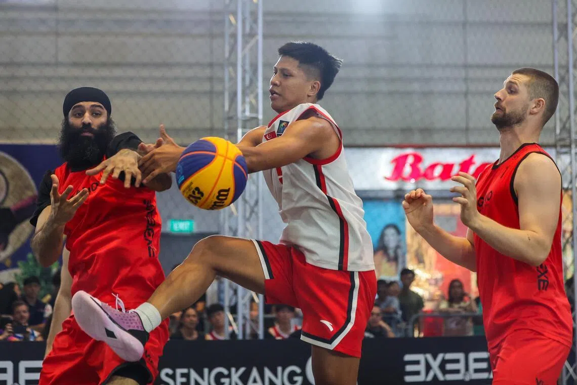 新加坡和卢加诺的比赛战况激烈，身体对抗强度极高。（白艳琳摄）