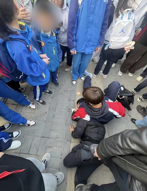 醉汉公交车上猥亵殴打初中女生,同车一位高一男生将其制服并交给警方,校方:男生没学过擒拿格斗,会对他进行表彰