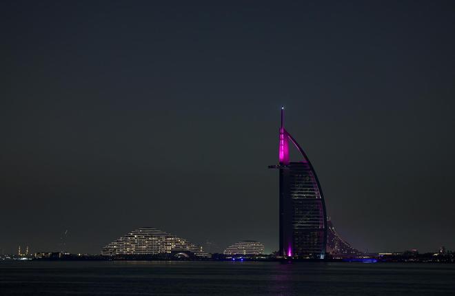 伊朗遭美以袭击引发中东动荡：世界第一高楼险被导弹击中，全球唯一的七星级酒店遇火灾