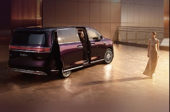 智界V9内饰揭晓：配备旋转座椅设计