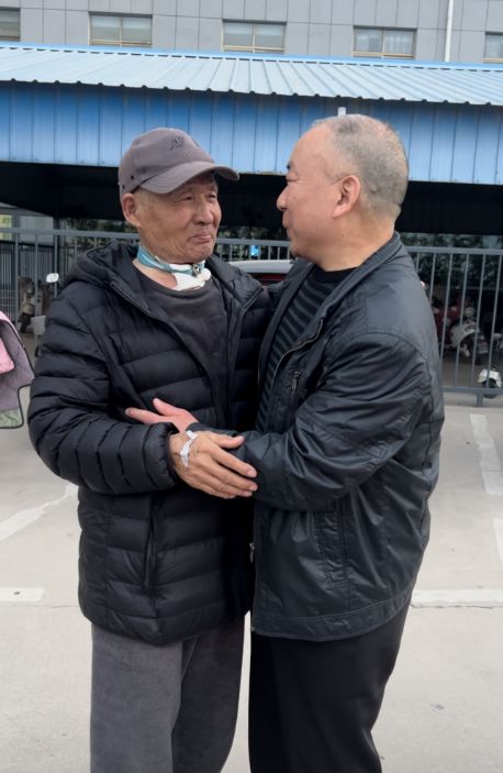 失散34年的挚友重逢：周口女子助病重父亲寻回旧友，两位老人共132岁，相拥泪目