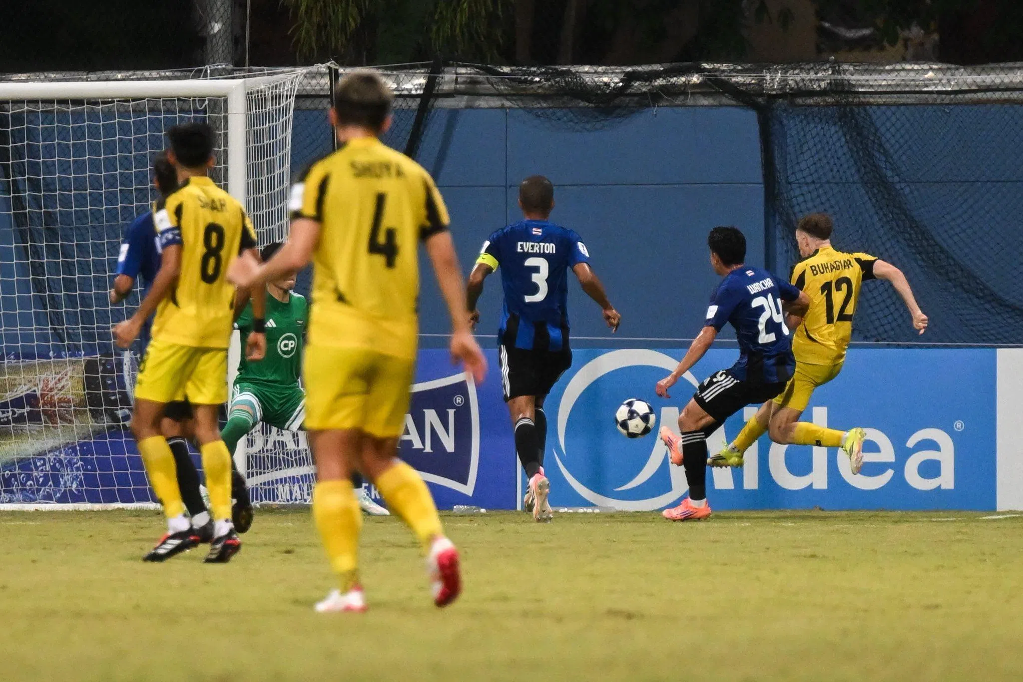 BG淡滨尼流浪由边锋布哈加尔（右）扳回一球。（取自BG淡滨尼流浪脸书）