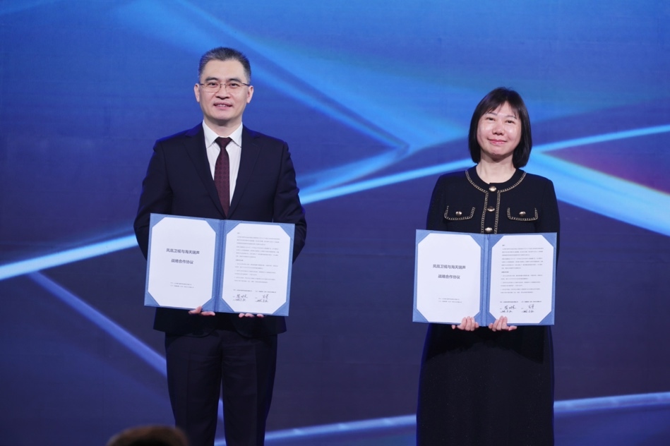 左：凤凰卫视执行副总裁兼运营总裁李奇；右：海天瑞声创始人、董事长贺琳