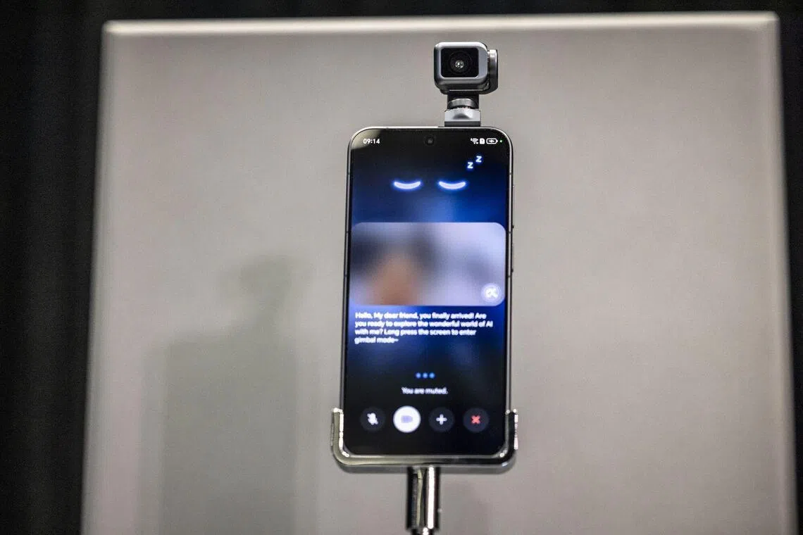 荣耀星期天（3月1日）推出全球首款机器人手机Robot Phone。（彭博社）