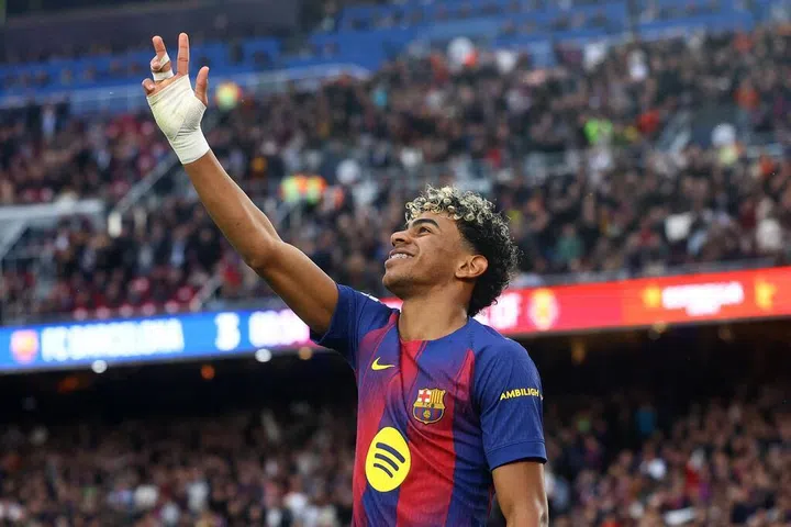 巴塞罗那依靠亚马尔“帽子戏法”轻松击败比利亚雷亚尔拿下西甲胜利