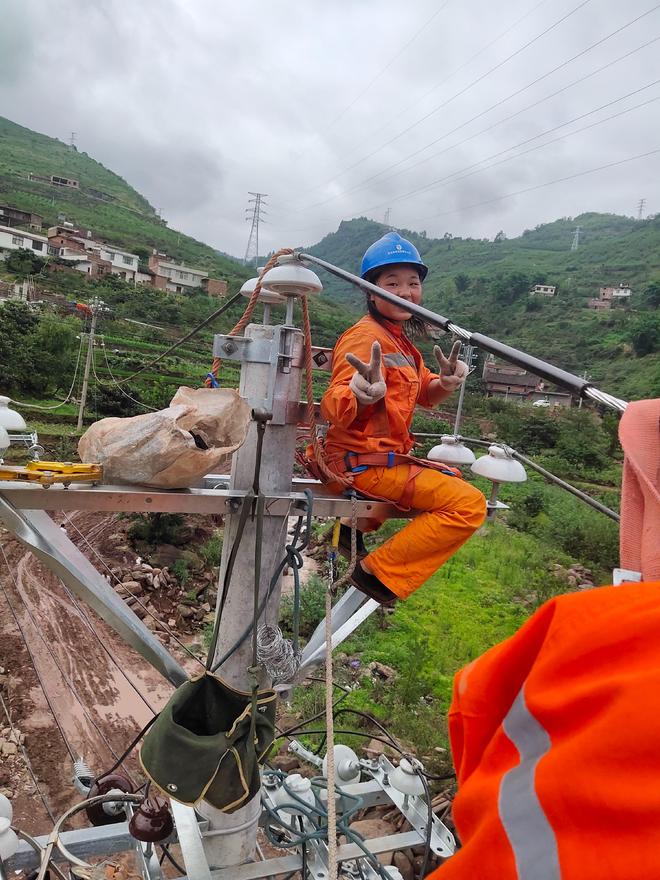 高空女工挑战极限：昭通95后姑娘在铁塔上的辛勤拼搏引发关注，她表示：“靠实力赚钱，性别不设限”